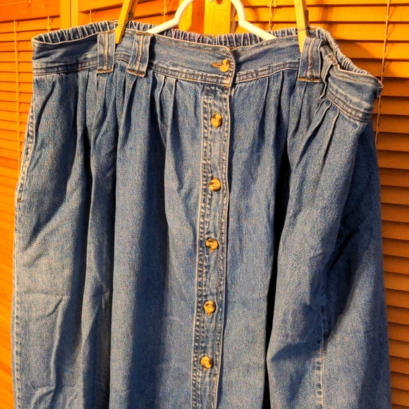 🌼 Denim Skirt PRICE DROP 🌼 - Picture 1 of 7